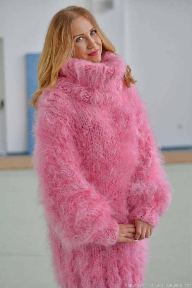 Chunky and silky huge Tneck mohair sweater in pink/H15