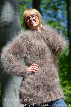 Chunky and soft crewneck mohair sweater in brown shades
