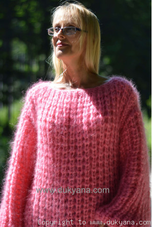 Chunky and silky crew neck mohair sweater in pink