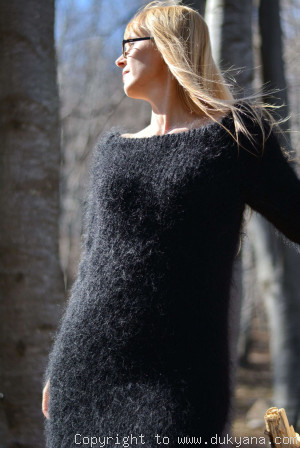 Off-shoulder mohair sweater tunic in black/D34