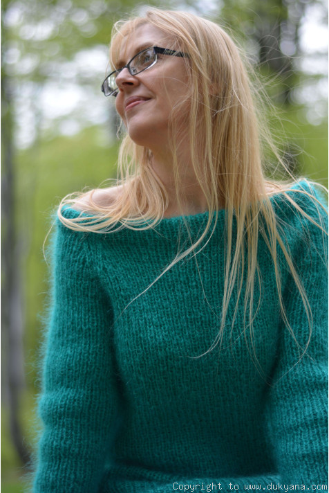 Off-shoulder mohair sweater tunic in emerald green/D75
