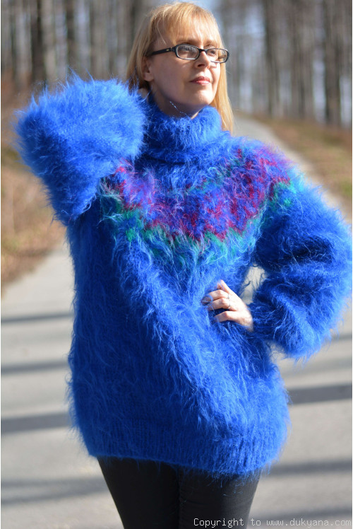 Fuzzy and soft Icelandic T-neck mohair sweater in royal blue Lopapeysa