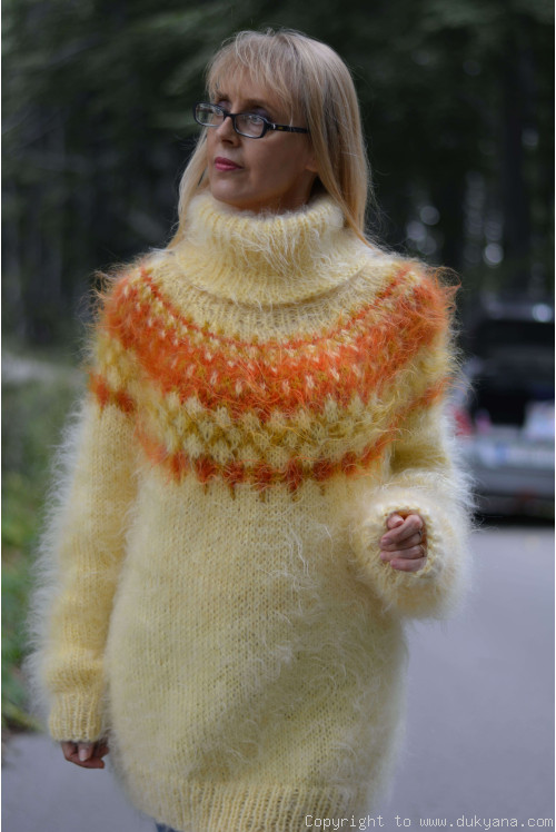 Icelandic mohair sweater dress in pale yellow Lopapeysa