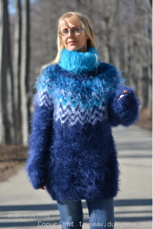 Fuzzy and soft Icelandic T-neck mohair sweater in navy blue