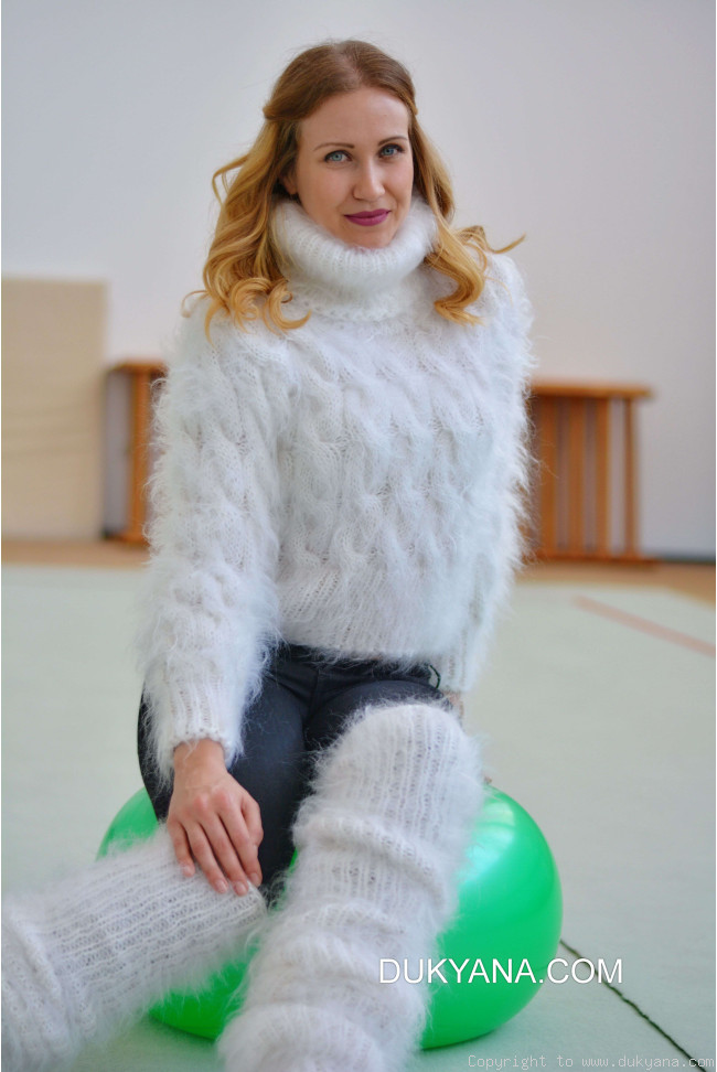 Cropped mohair Tneck sweater and leggings in white mohair/S44