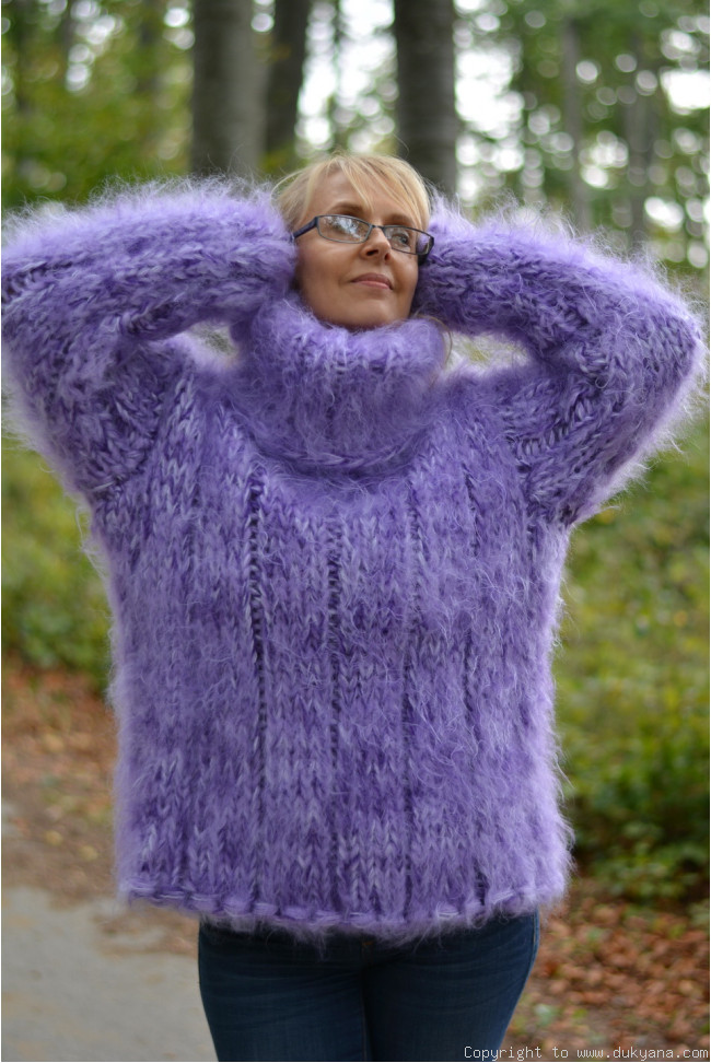 Chunky mohair sweater with a Tneck in purple mix/T123