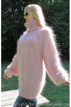 Soft mohair cable sweater with raglan sleeve in pink