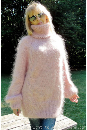 Soft mohair cable sweater with raglan sleeve in pink