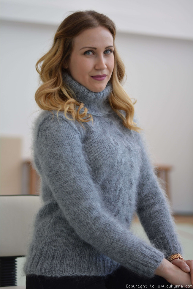 Classic cabled Tneck mohair sweater in gray/T91