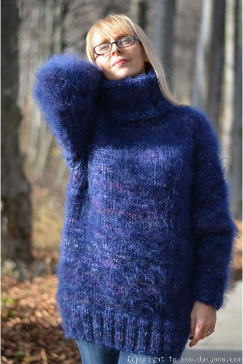 Mohair and wool Tneck thick sweater in navy blue/T98