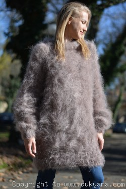 Mens knitted sweater with a crew neck in mink