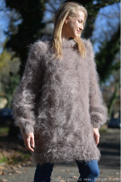 Mens knitted sweater with a crew neck in mink