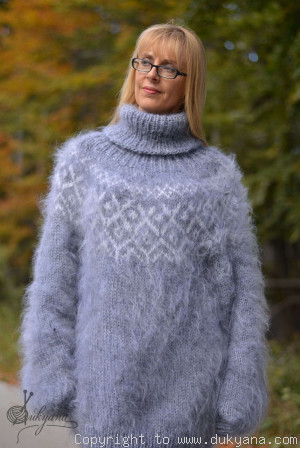 Hand knitted fuzzy Icelandic T-neck mohair sweater in light gray Lopapeysa