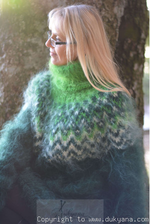 Fuzzy and soft Icelandic T-neck mohair sweater in bottle green Lopapeysa