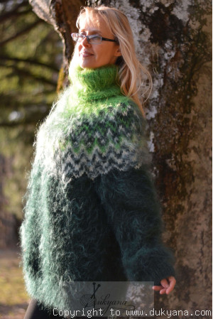 Fuzzy and soft Icelandic T-neck mohair sweater in bottle green Lopapeysa