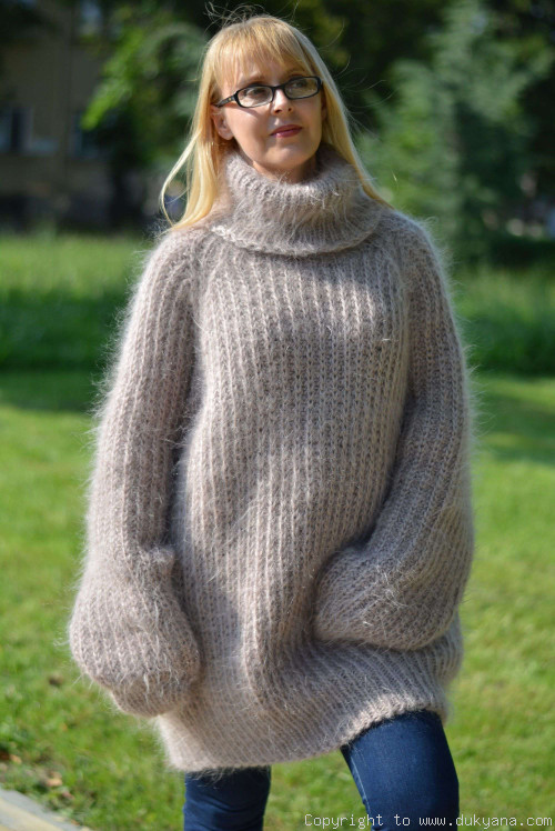 Hand knitted mohair sweater with raglan sleeve in beige
