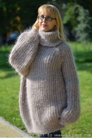 Hand knitted mohair sweater with raglan sleeve in beige
