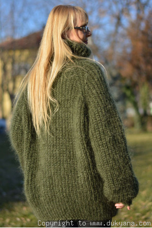 Unisex One-size knitted mohair sweater in hunter green