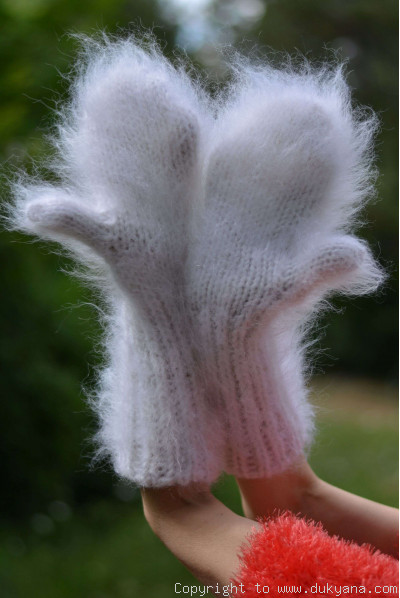 Fuzzy and thick chunky mohair mittens