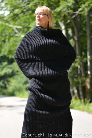 Wool huge tube scarf in black