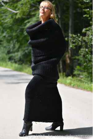 Wool huge tube scarf in black