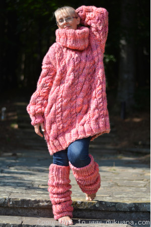 SET of an oversized chunky wool sweater and matching legwarmers in pink mix