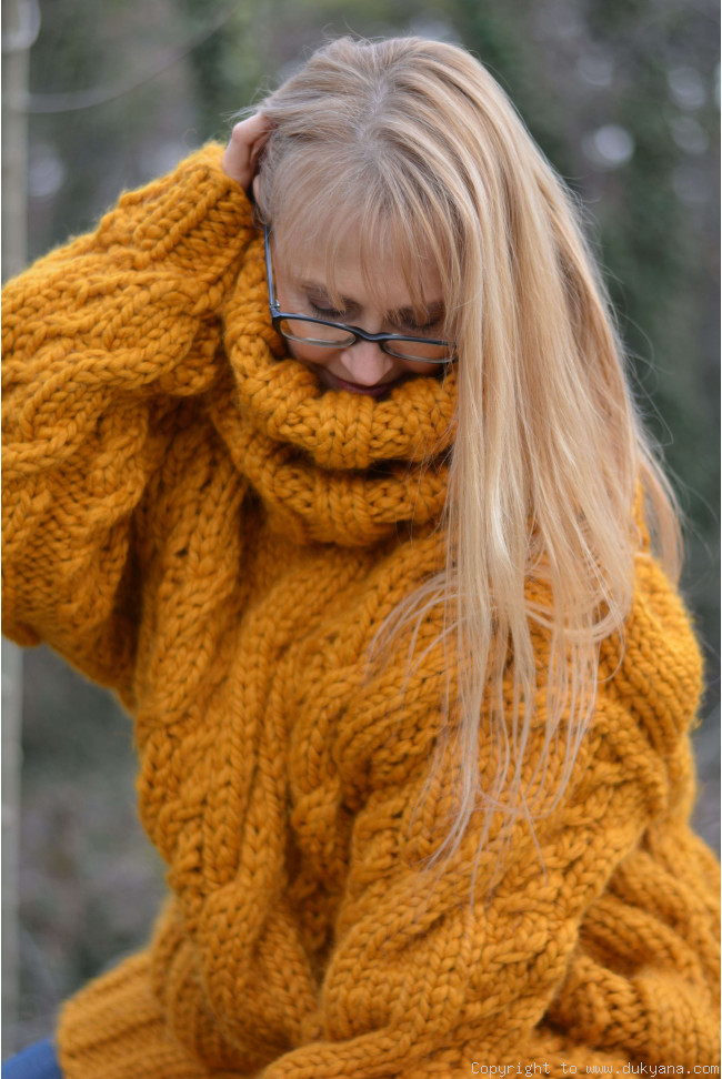Oversized handmade wool sweater in mustard yellow/H19