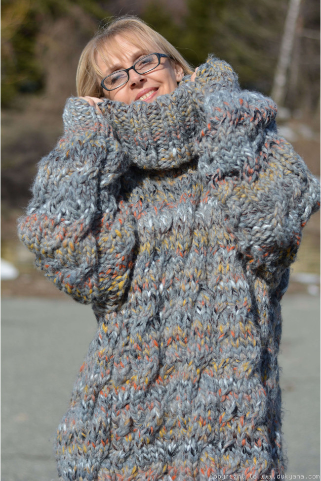Oversized handmade wool sweater in gray mix/H20