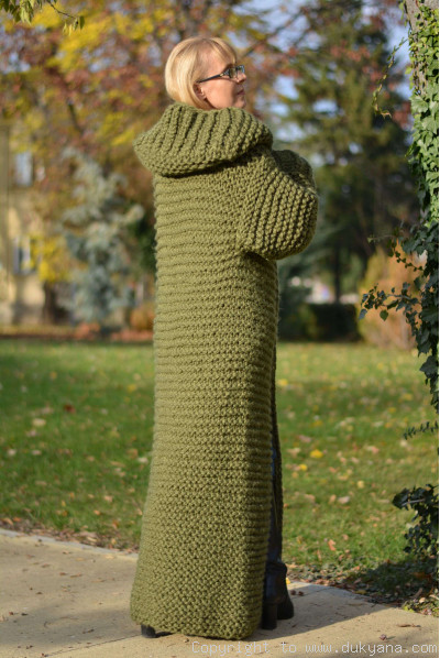 Hand knit unisex chunky wool blend hooded cardigan in hunter green