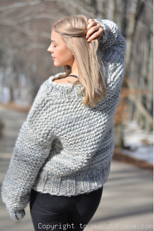 Chunky and supersoft wool sweater with matching beanie in marble gray