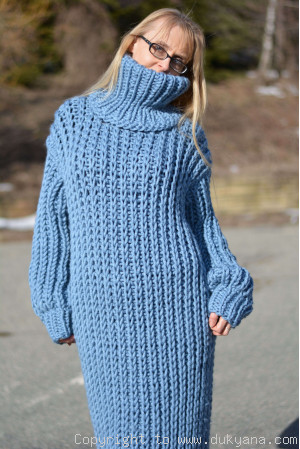 Chunky merino blend long T-neck sweater dress in blue