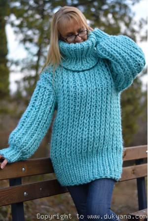 Chunky T-neck wool sweater in mint