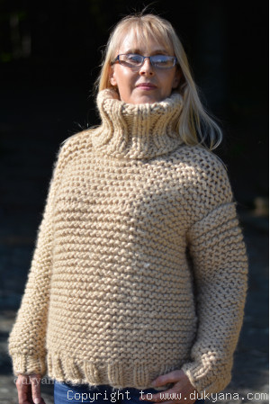 Chunky T-neck wool sweater in camel beige