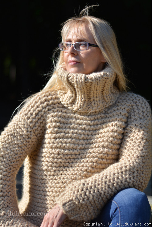 Chunky T-neck wool sweater in camel beige