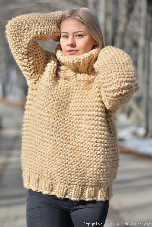 Chunky T-neck wool sweater in camel beige-ready to send