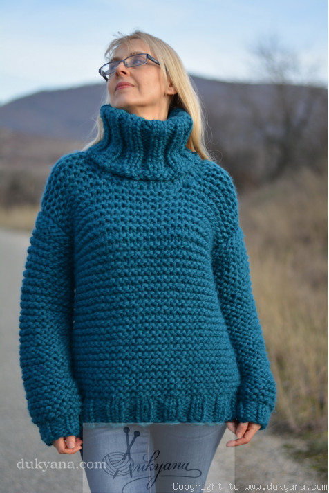 Luxuriously soft chunky wool sweater with a turtleneck in teal blue/T111