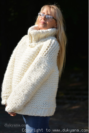 Chunky T-neck wool sweater in ivory white