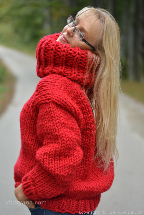 Big-collar chunky and soft handmade wool sweater in red