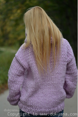 Big-collar chunky and soft handmade wool sweater in violet