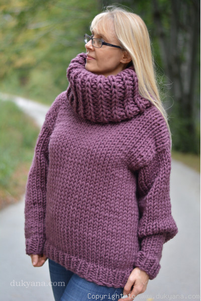 Big-collar chunky and soft handmade wool sweater in aubergine