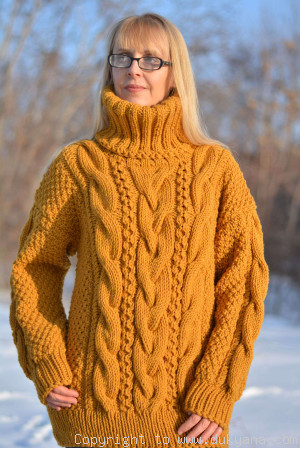 Woolblend T-neck cabled sweater in mustard