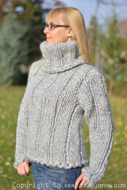 Chunky wool blend T-neck sweater in light gray