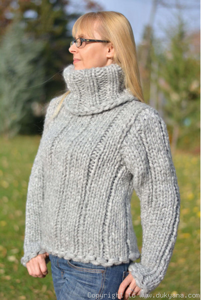 Chunky wool blend T-neck sweater in light gray