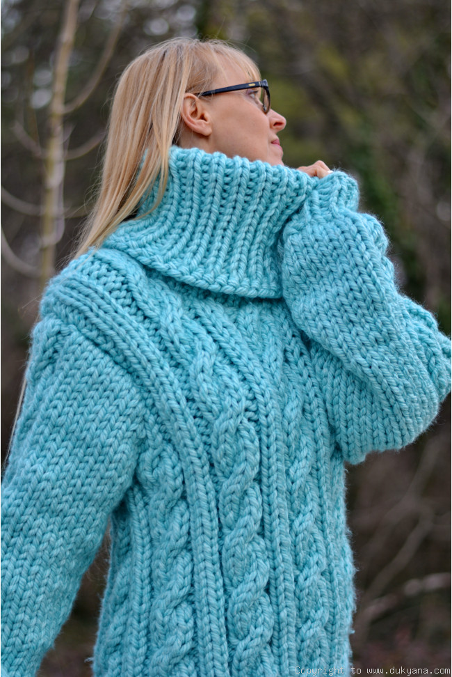 Oversized heavy and chunky wool sweater knitted in mint/T99