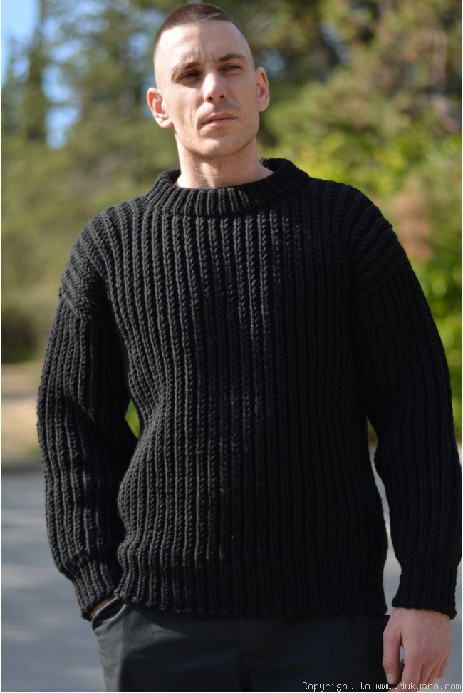 Mens crewneck fisherman sweater in black/CRM17