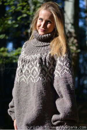 Wool blend Icelandic mens T-neck soft sweater in beige Lopapeysa