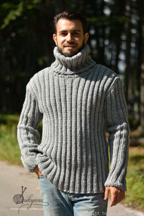 Merino blend mens T-neck ribbed sweater in gray