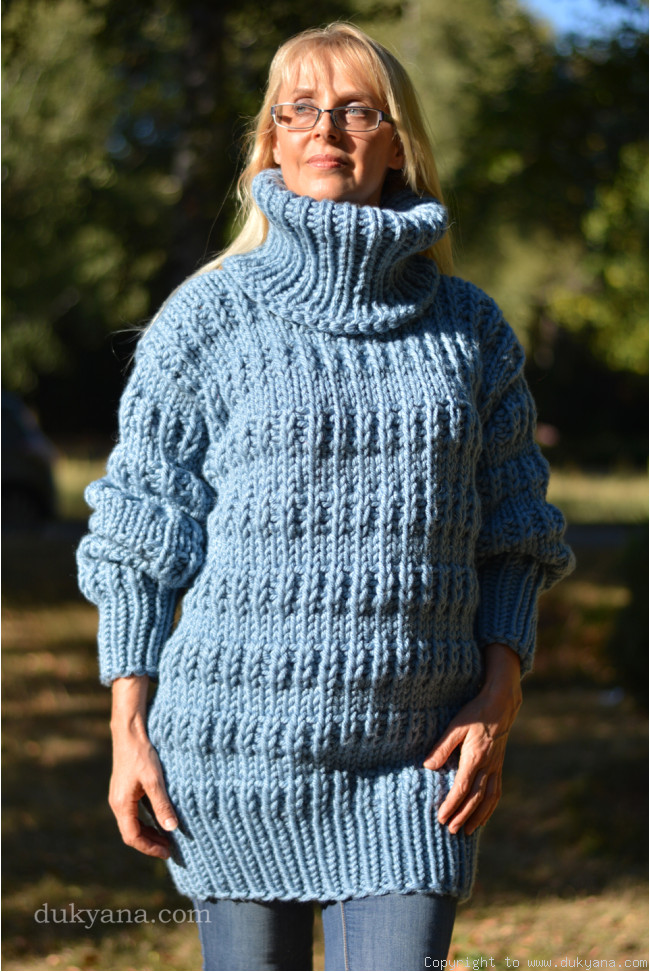 Knitted mens chunky turtleneck sweater in denim/TM73