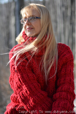 Knitted wool soft Tneck sweater in red