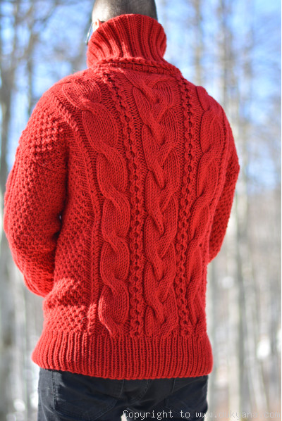 Woolblend T-neck cabled sweater in true red